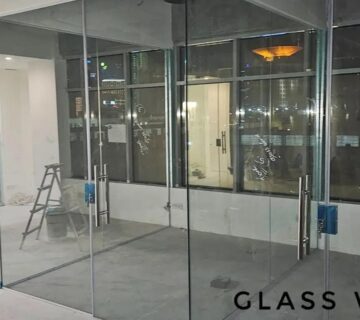Glass Office Cubicles   Al Zumorradah: Transparent glass partitions designed to foster collaboration while maintaining privacy in office spaces 