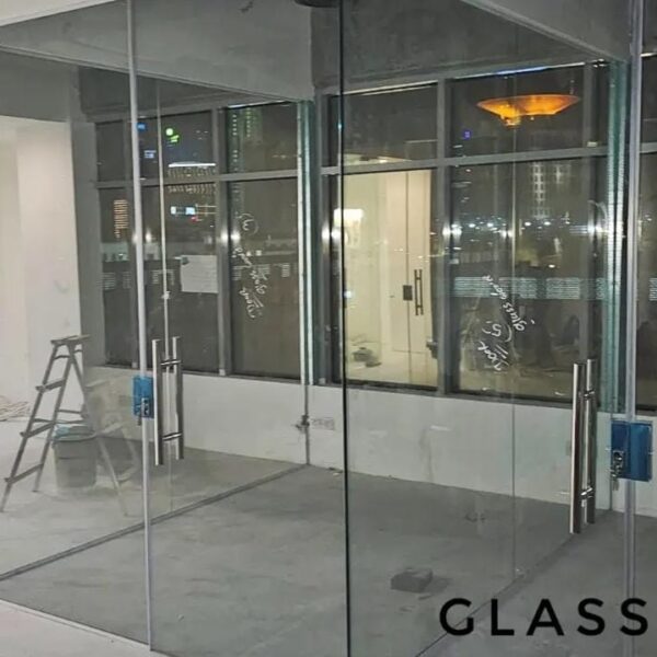 Glass Office Cubicles - Al Zumorradah: Transparent glass partitions designed to foster collaboration while maintaining privacy in office spaces.